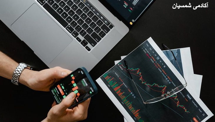 تصویر موبایل و لپ تاپ و چارت بازار مالی